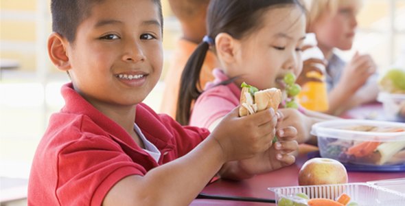 Garantiza que tus hijos coman bien en la escuela