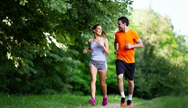 Correr, caminar o nadar, ¿qué ejercicio quema más calorías?