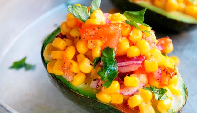 Una ensalada diferente: aguacates rellenos de tomate y elotitos