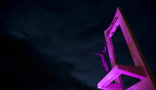 Sylvania y Mujeres que brillan iluminan el Monumento Constitución