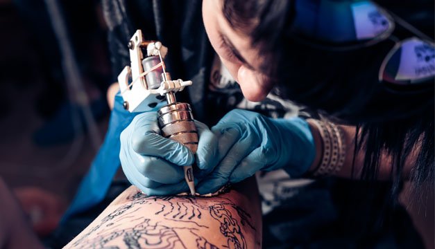 Tatuajes con peligro en la tinta