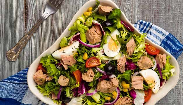 Ensalada de atún CALVO con lechugas huevos y tomates