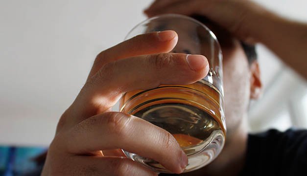 Estudios encuentran que los que beben alcohol con regularidad muestran un mayor encogimiento cerebral