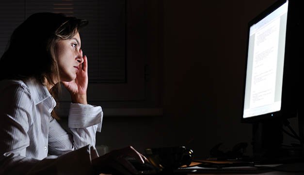 Las mujeres que trabajan de noche tienen mayor riesgo de contraer cáncer, según estudio