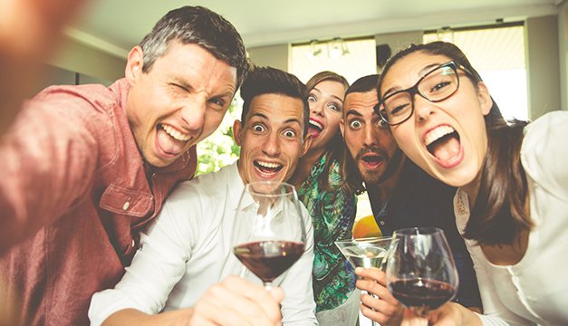 Toma vino tinto y dile adiós a las caries