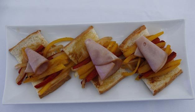 Montadito de jamón con morrones salteados