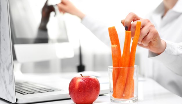 Tips para alimentarte saludable en tu oficina y evitar arrepentimientos