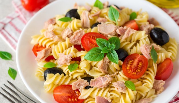 Pasta con atún y vegetales