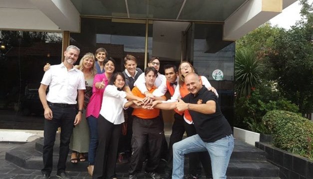 Abren el primer hotel atendido por jóvenes con síndrome de down