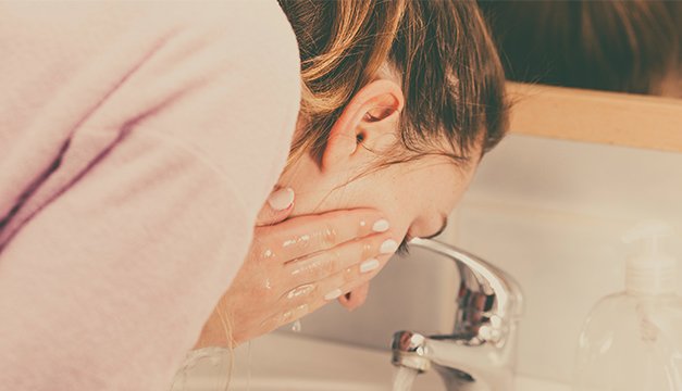 Estos hábitos están dañando tu rostro (y no lo sabías)