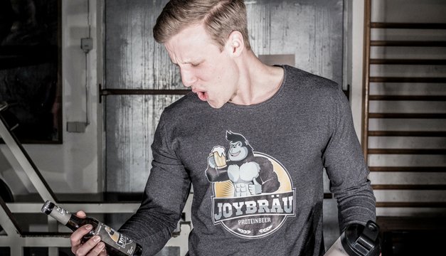 hombre sosteniendo cerveza