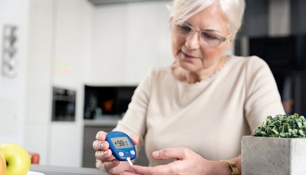 Reconoce tus niveles de azúcar: cómo usar un glucómetro de forma correcta