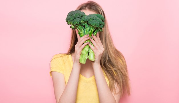 mujer con brocoli