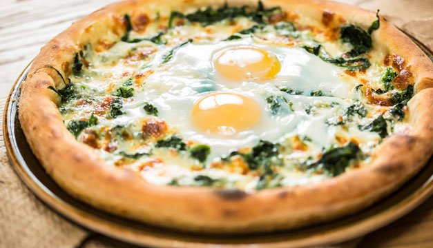 Pizza saludable con tocino, espinaca y huevo