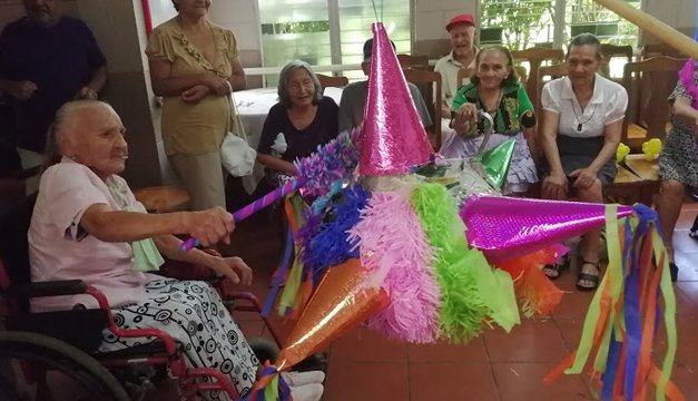 ¡Una gran noticia! Adultos Mayores beneficiados con alimentos y equipo hospitalario