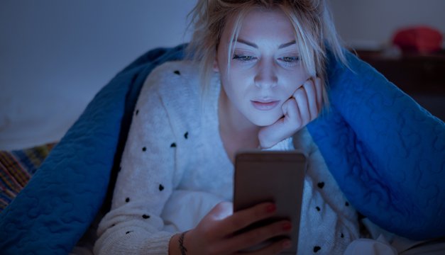 La pantalla de tu celular está afectando tu ritmo biológico