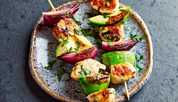 Brochetas con vegetales y aguacate