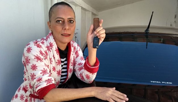 Mujer rifa su auto para pagar su cirugía cerebral y el ganador le devuelve el premio