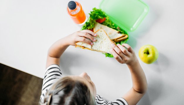 Esto es lo que debe llevar una lonchera escolar saludable