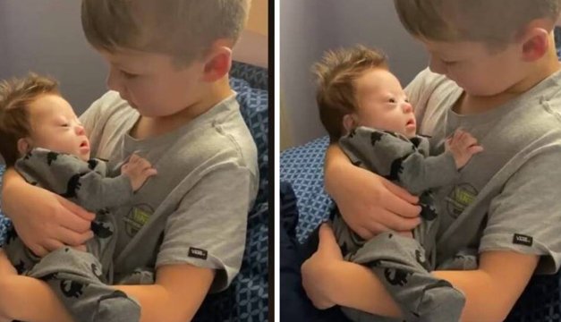 Niño canta tierna canción a su hermanito con Síndrome de Down
