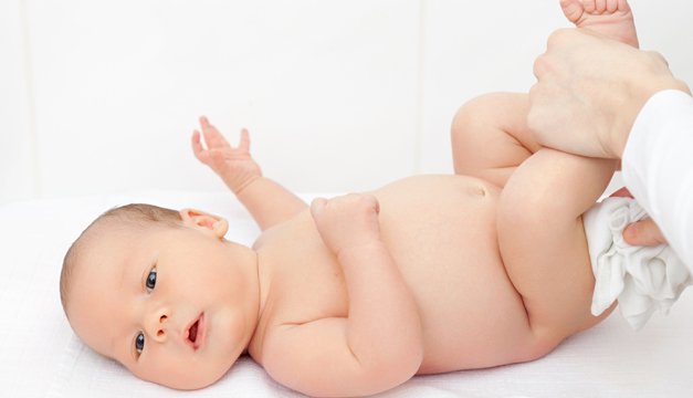 ¿Cómo deberían ser las heces de mi bebé recién nacido?