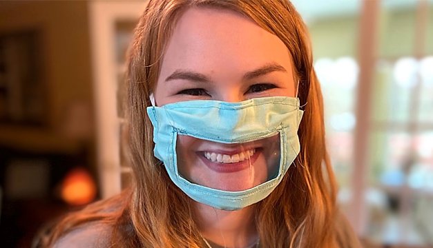 Estudiante crea mascarillas especiales para personas sordas