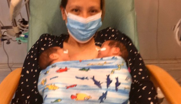 Gemelas nacen pese a que su madre casi moría a causa de COVID19