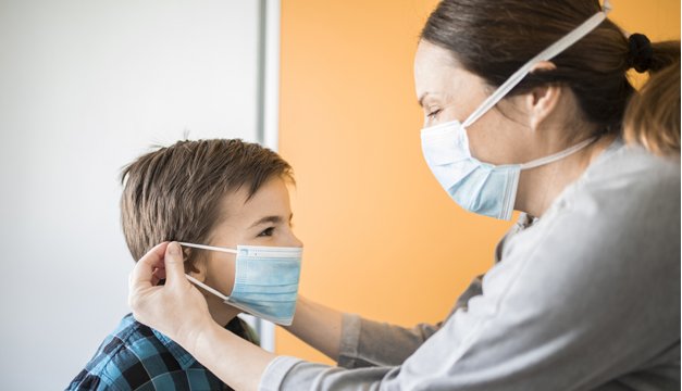 ¿Cómo adaptar las mascarillas de los adultos para los niños?