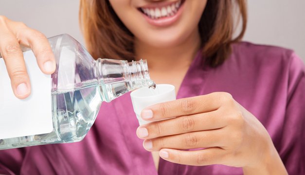 ¿El enjuague bucal reduce la transmisión del COVID19?