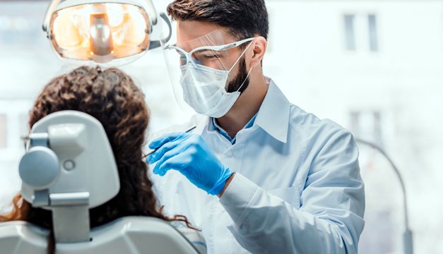 “La normalidad es estar sonriendo bajo el cubrebocas” afirman especialistas odontológicos de El Salvador