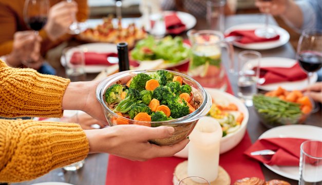 Tips de una nutricionista para evitar "sobrepasarte" en estas fechas