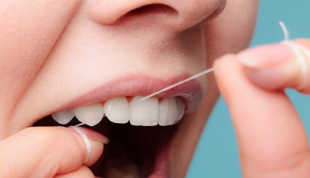 Previene la caries usando el hilo dental correctamente