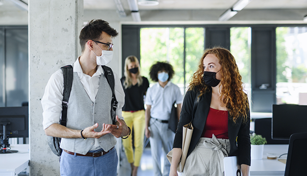 Una conversación (aún con mascarilla) es suficiente para contagiarse de COVID19