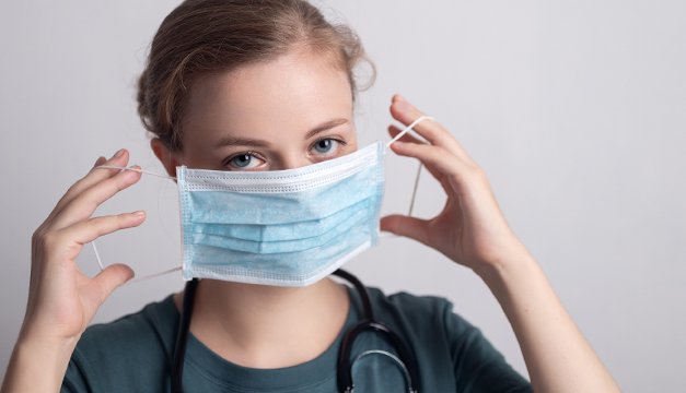 Ajustarse correctamente la mascarilla puede protegerte hasta un 96% de COVID19