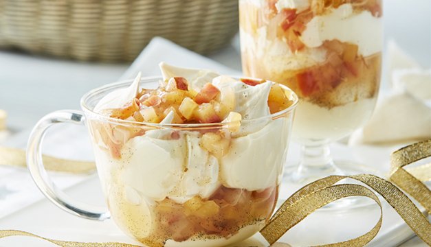 Copas de merengue con mermelada de pera