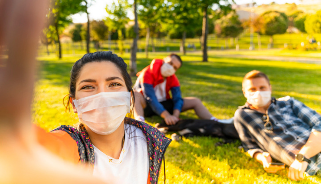 ¿Hay que seguir usando una mascarilla al aire libre?