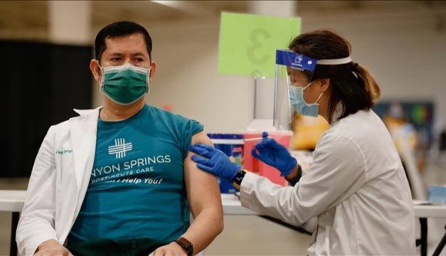 Pacientes no vacunados contra COVID-19 desbordan hospitales en EEUU