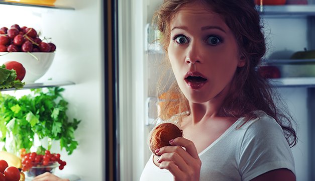 ¿Es cierto que cenar tarde te hace engordar?