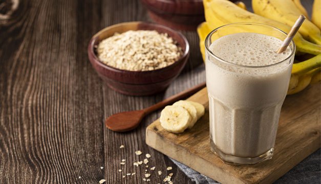 Mantente saludable con un licuado de avena con guineo