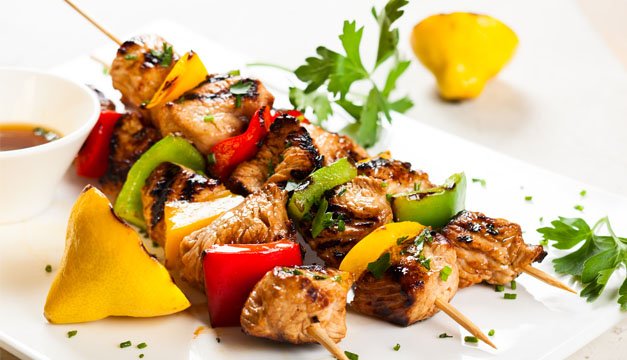 Aprende a preparar brochetas de carne y verdura para tu almuerzo