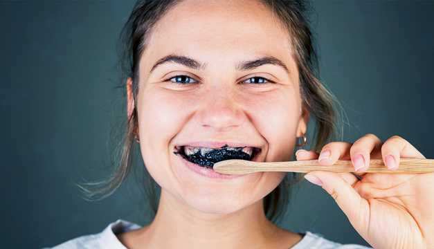 Estos son los 3 peligros del carbón activado para tu sonrisa