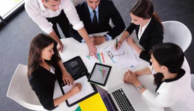 Mujeres perciben que los hombres logran más fácil un puesto directivo, según estudio