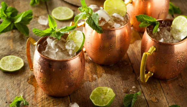 Combate el calor preparando un Moscow Mule de romero y jengibre