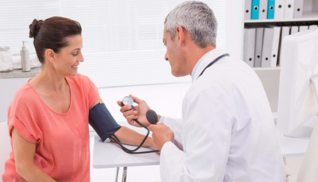 Estos exámenes médicos que deberías realizarte si eres mujer y tienes más de 40 años