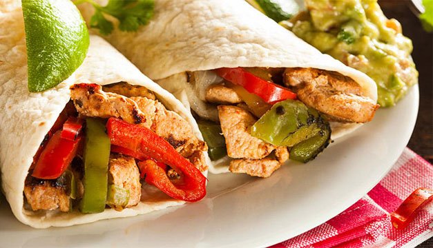 Prepara unas riquísimas fajitas de pollo salteadas con pimientos