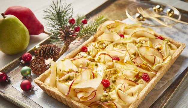 Tarta cremosa con peras y pistaches