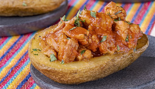 Papas Russet rellenas de estofado de carne