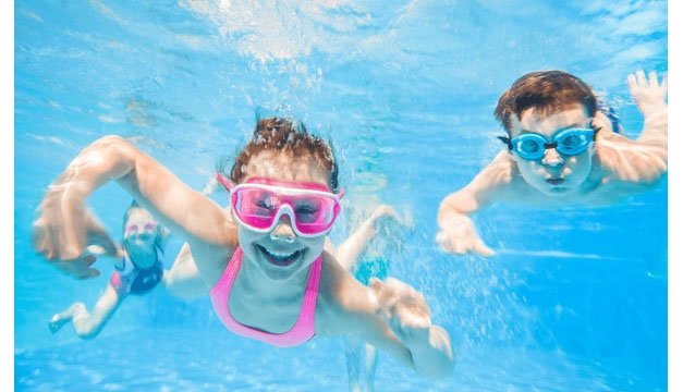 ¿Sabías que el cloro de las piscinas también afecta a los dientes?