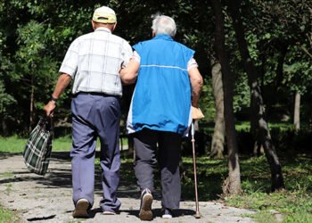 Caminatas moderadas y sus valiosos beneficios para los mayores
