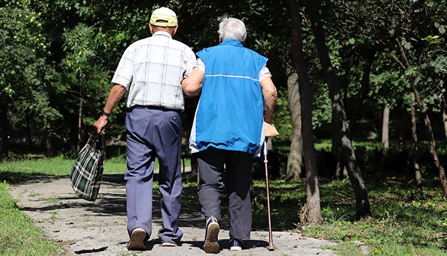 Caminatas moderadas y sus valiosos beneficios para los mayores